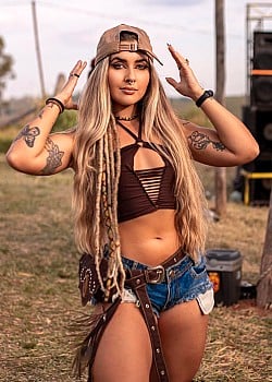 Bruna Schmitt image 1 of 3