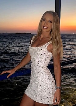 Caitlin Mantas image 4 of 4