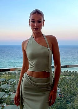 Caity Worthington image 3 of 4