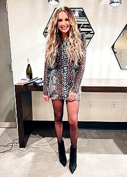 Carly Pearce image 4 of 4