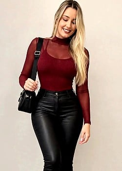 Caroline Pinheiro image 1 of 1