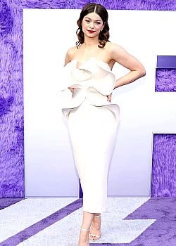 Catharine Daddario image 2 of 2