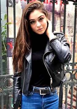 Cemre Baysel image 1 of 4