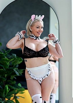 Chloe Adams (Hot Milfs Fuck) image 2 of 2