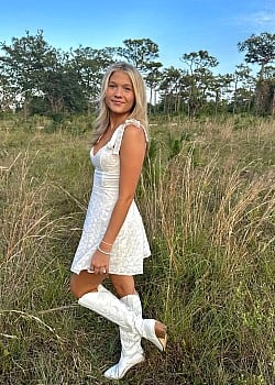 Chloe Anderson (Instagram) image 1 of 2