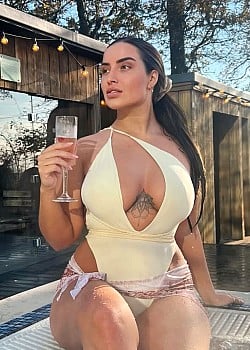 Chloe Fleming image 1 of 4