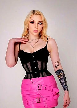 Chloe Ozwell image 2 of 2