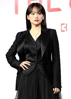Chun Woo-Hee image 1 of 4