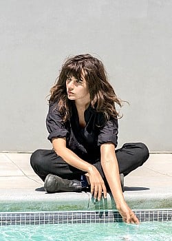 Courtney Barnett image 3 of 3