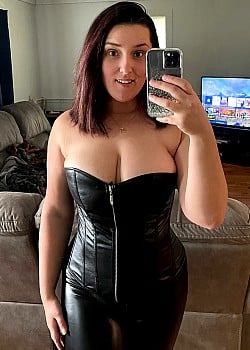 Curvygamerqueen image 2 of 3