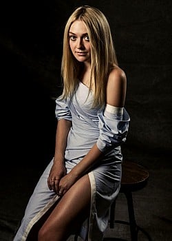 Dakota Fanning image 1 of 4