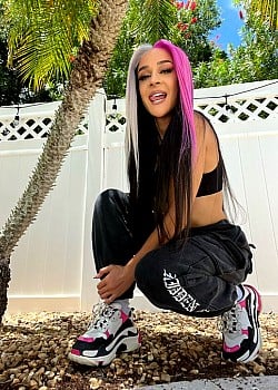 Dakota Kai image 2 of 4