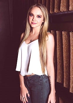 Danielle Bradbery image 1 of 3