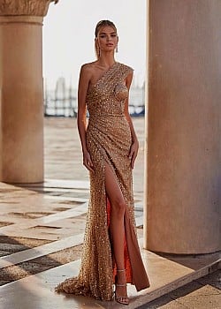 Dasha Khlystun image 1 of 3