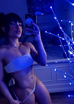 Delilah Fang image 3 of 4