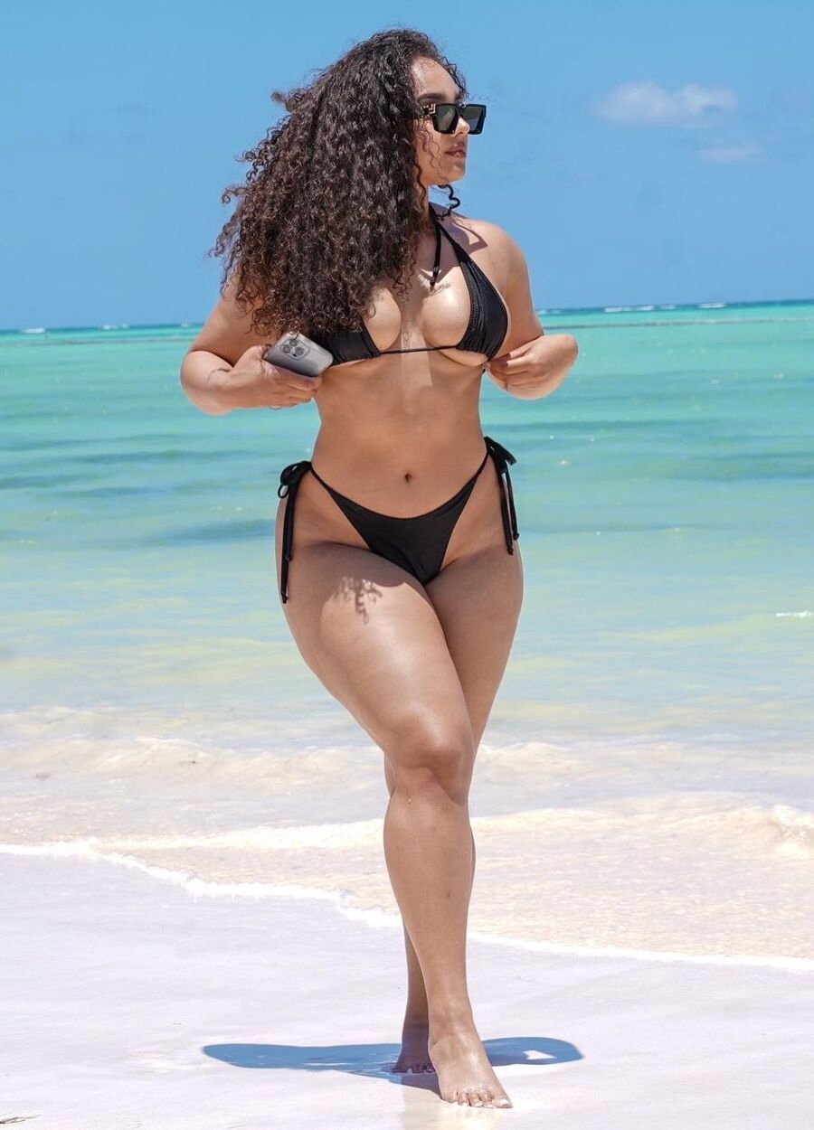 Demetria obilor in bikini