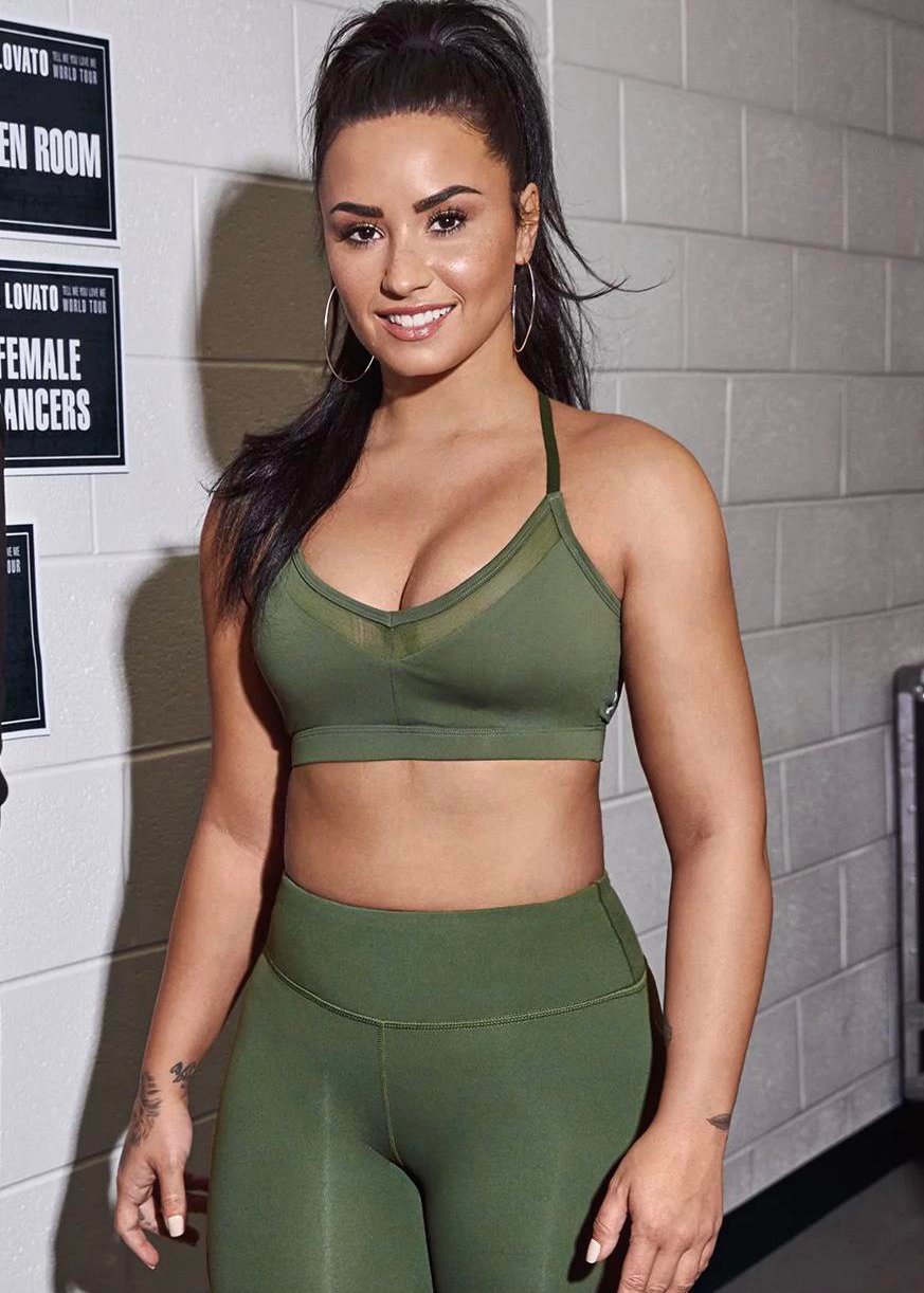 Demi Lovato - Free pics, galleries & more at Babepedia