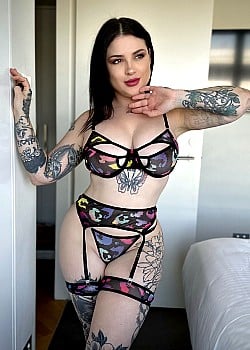 Demi Novak image 2 of 4