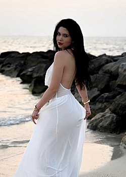 Demi Warren image 2 of 4
