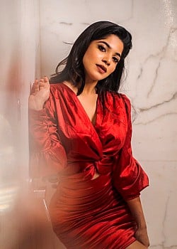 Divya Bharathi image 3 of 3
