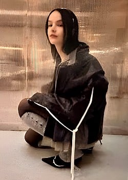 Ela Minus image 2 of 2