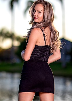Elisa Pink image 3 of 4