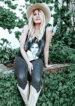 Elizabeth Cook image 3 of 3