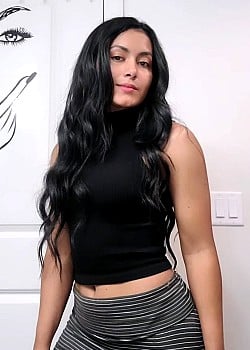 Elizz Mnjvr image 2 of 4