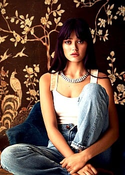 Ella Purnell image 3 of 4