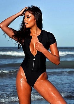 Elle Hinojosa image 2 of 3