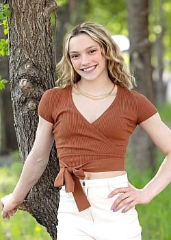 Elle Mueller image 3 of 4