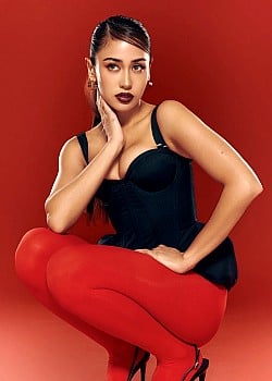 Elle Villanueva image 2 of 3