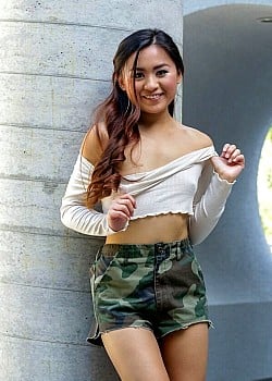 Elle Voneva image 2 of 5