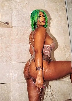 Elle Willis image 2 of 4