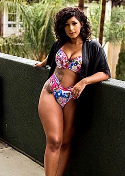 Elle Willis image 3 of 4