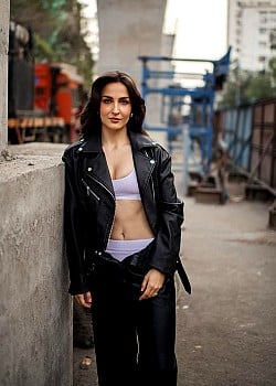 Elli AvrRam image 4 of 4