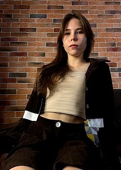 Emili Den image 1 of 4