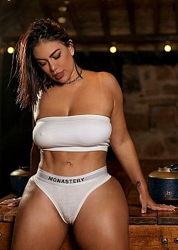 Emilly Browm image 3 of 4
