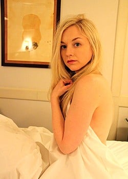 Emily Kinney image 4 of 4