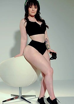 Emily Lynne image 1 of 4