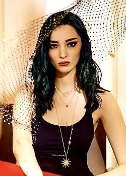 Emma Dumont image 2 of 4