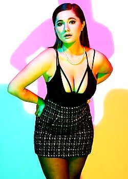 Emma Kenney image 3 of 4