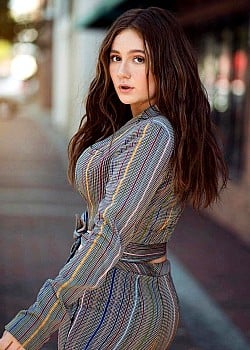 Emma Kenney image 4 of 4