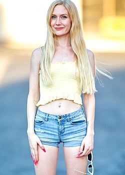 Emma Starletto image 2 of 4