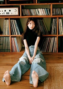 Eri Chiba image 1 of 4