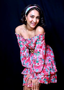 Erica Fernandes image 4 of 4