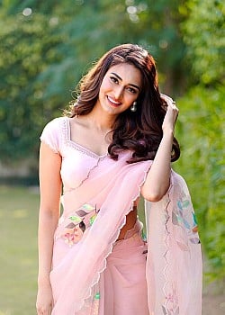 Erica Fernandes image 1 of 4