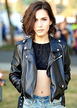 Erin Sanders image 4 of 4