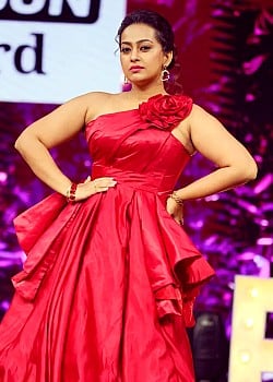Ester Noronha image 2 of 4