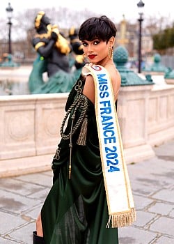 Eve Gilles image 3 of 4